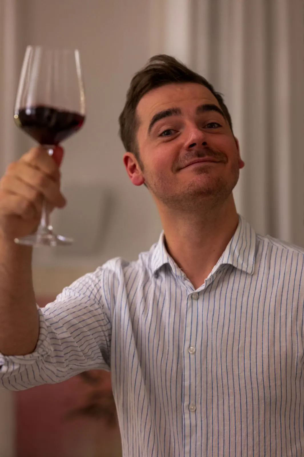 Kasper heft een glas rode wijn